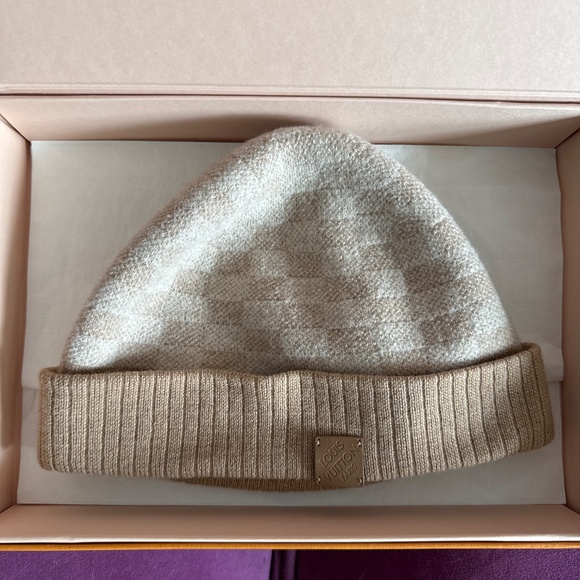 Louis Vuitton - Picture 3 of 3